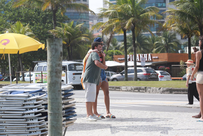 Pabllo Vittar curte dia de praia
