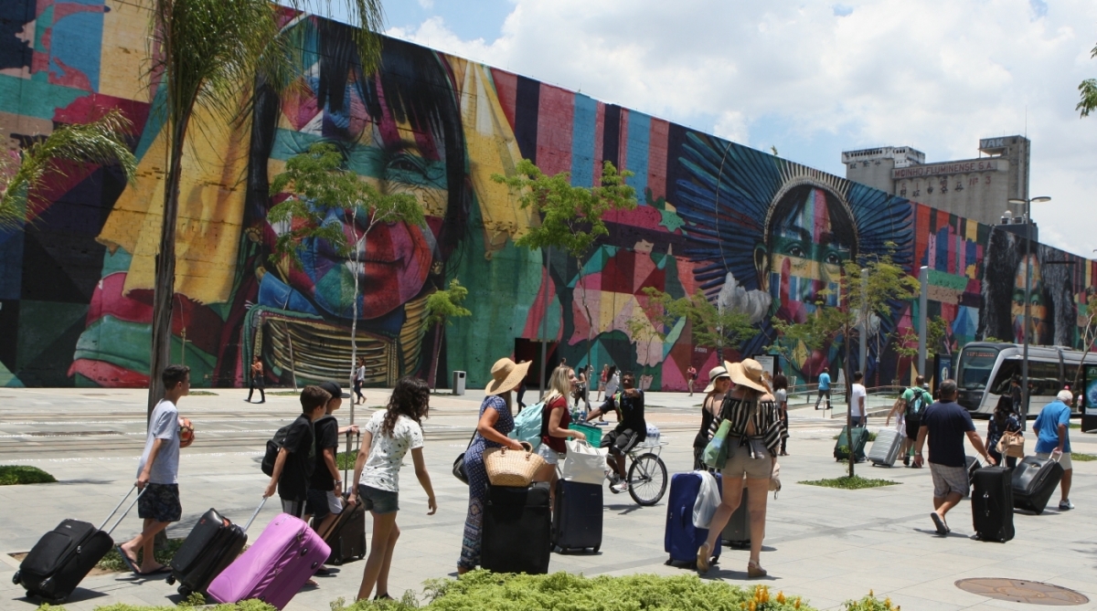 Começou a temporada de cruzeiros no Rio de Janeiro. Os primeiros navios atracaram hoje no Pier Mauá.