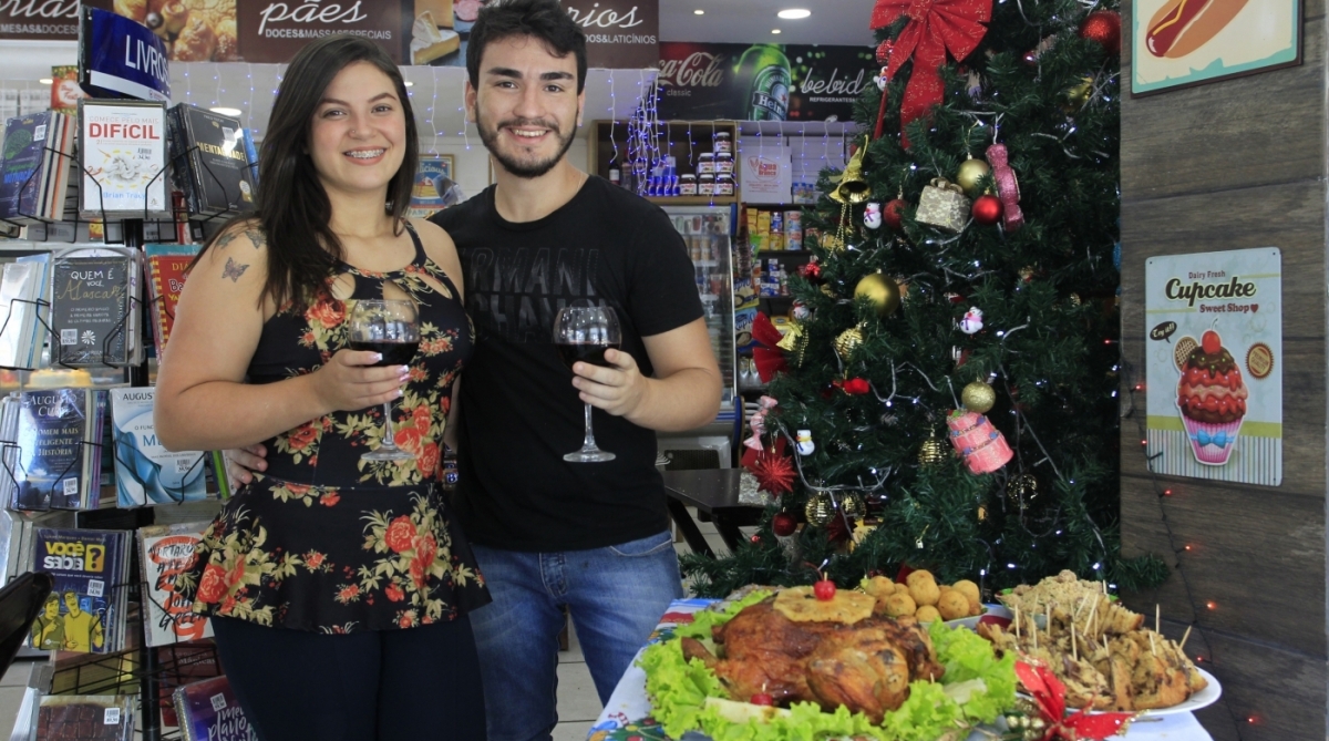15/12/2017- Christiano Ferreira e Sabrina Santos apresentam o Kit de Natal vendido pela Padaria &Aacute;gua Branca em Realengo. O Kit da foto &eacute; o KitAmor e custa 199,00.  Foto - Ma&iacute;ra Coelho / Ag&ecirc;ncia O Dia. 