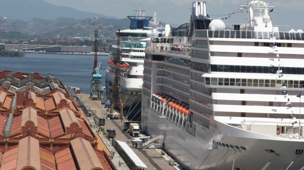 Começou a temporada de cruzeiros no Rio de Janeiro. Os primeiros navios atracaram hoje no Pier Mauá. Fiz também, fotos do entorno do bairro. - Estefan Radovicz