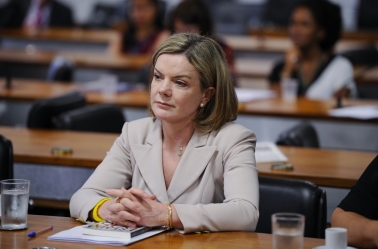 Gleisi Hoffmann defende Lula e critica Moro: 'Se vitimizar'