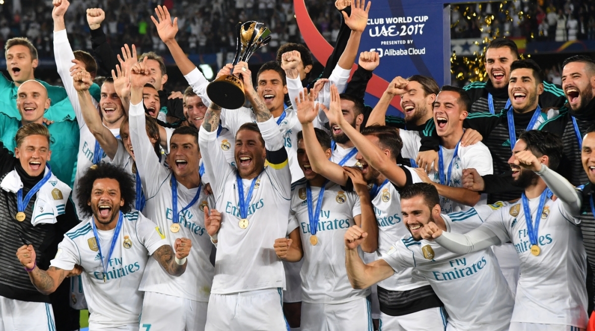 Com a ta&ccedil;a nas m&atilde;os de Sergio Ramos, jogadores do Real Madrid fazem a festa de mais um t&iacute;tulo do Mundial de Clubes: fome de conquistas