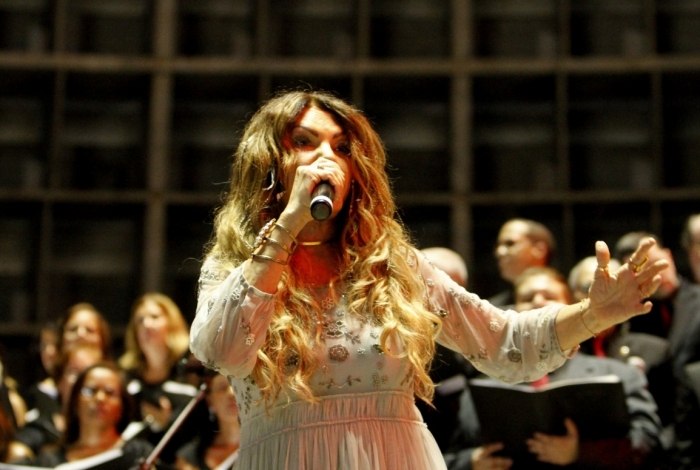 A cantora Elba Ramalho, na Catedral Metropolitana do Rio de Janeiro , participa do projeto EnCanto de Natal 2017, organizado pelo Maestro Vito Nunziante Jr. com o Gran Coro, formado por 110 vozes masculinas e femininas, tem, além das apresentações musicais, uma encenação teatral. - Onofre Veras/Parceiro/Agência O Dia