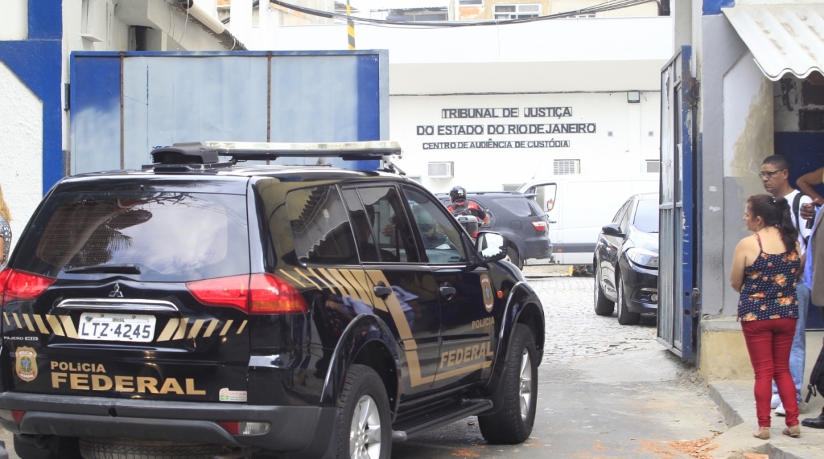 19/12/2017 - A Policia Federal chega a Cadeia Pública José Frederico Marques, o antigo BEP em Benfica, para buscar Adriana Anselmo, a mulher do ex- governador Sergio Cabral Filho. Ela foi beneficiada por Habeas Corpus expedido por  Gilmar Mendes, ministro do STF, que substituiu a prisão preventiva por prisão domiciliar. Adriana Ancelmo foi presa há um ano em um desdobramento da Lava Jato no Rio. Foto - Maíra Coelho / Agência O Dia. Policia, Crime, Politica, BEP, Lava, Jato. - Maira Coelho/Agencia O Dia