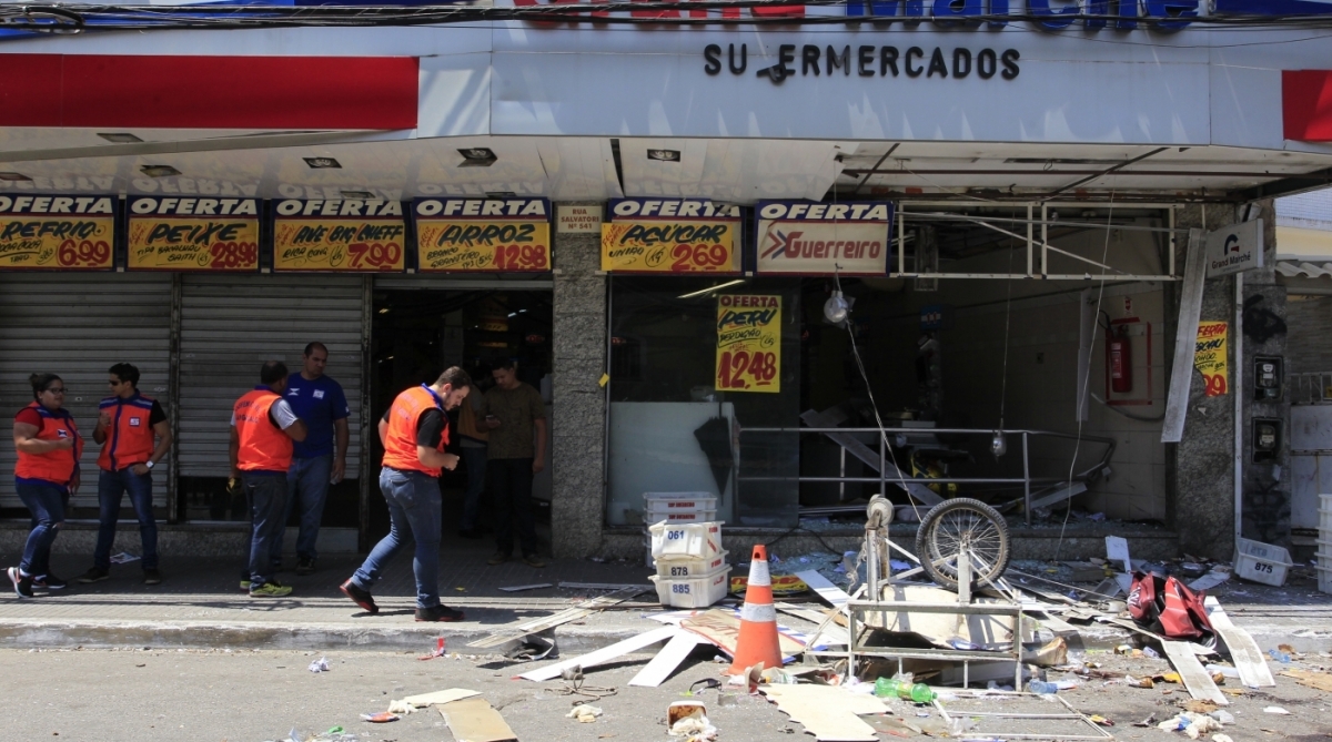 Impacto causado pelo estouro atingiu supermercado em frente, que est&aacute; fechado at&eacute; que seja feita uma avalia&ccedil;&atilde;o da possibilidade de danos estruturais ao im&oacute;vel