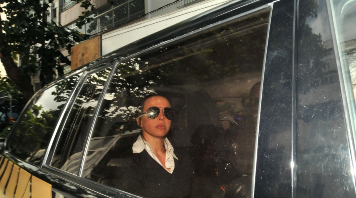 A ex-primeira dama do Rio Adriana Ancelmo chega ao seu apartamento no Leblon, no Rio de Janeiro (RJ), após deixar a cadeia pública José Frederico Marques, em Benfica, na Zona Norte, na manhã desta terça-feira (19). A decisão foi tomada pelo ministro do Supremo Tribunal Federal (STF) Gilmar Mendes, nesta segunda (18). Na mesma decisão, Gilmar Mendes substituiu a prisão preventiva da mulher de Sérgio Cabral por prisão domiciliar.