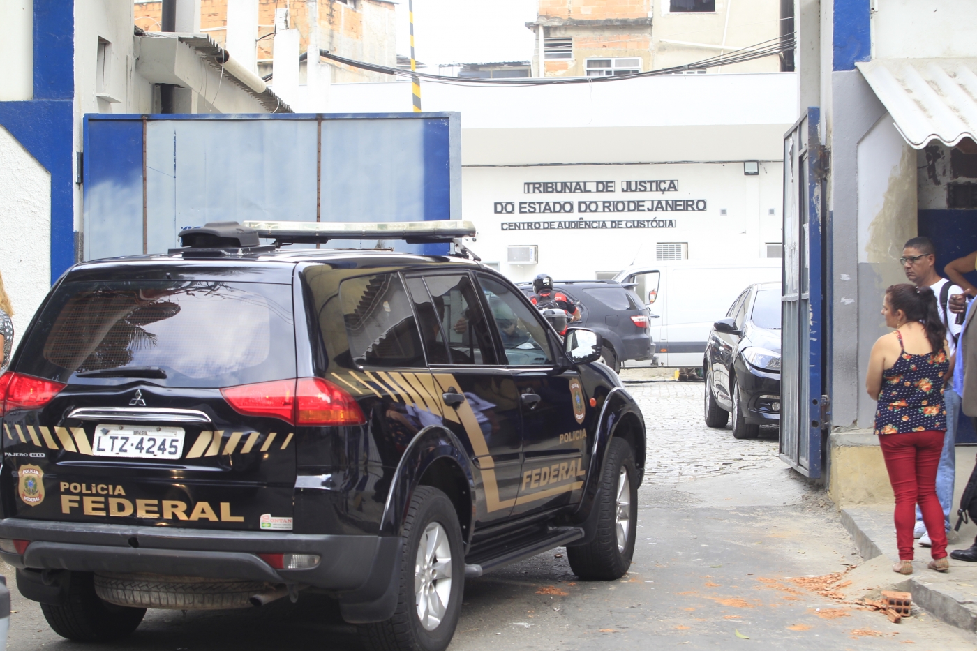 19/12/2017 - A Policia Federal chega a Cadeia Pública José Frederico Marques, o antigo BEP em Benfica, para buscar Adriana Anselmo, a mulher do ex- governador Sergio Cabral Filho. Ela foi beneficiada por Habeas Corpus expedido por  Gilmar Mendes, ministro do STF, que substituiu a prisão preventiva por prisão domiciliar. Adriana Ancelmo foi presa há um ano em um desdobramento da Lava Jato no Rio. Foto - Maíra Coelho / Agência O Dia. Policia, Crime, Politica, BEP, Lava, Jato.