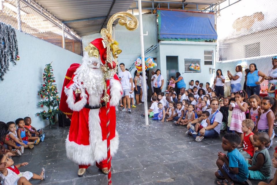 Fernanda Gentil faz o Natal da Caslu 