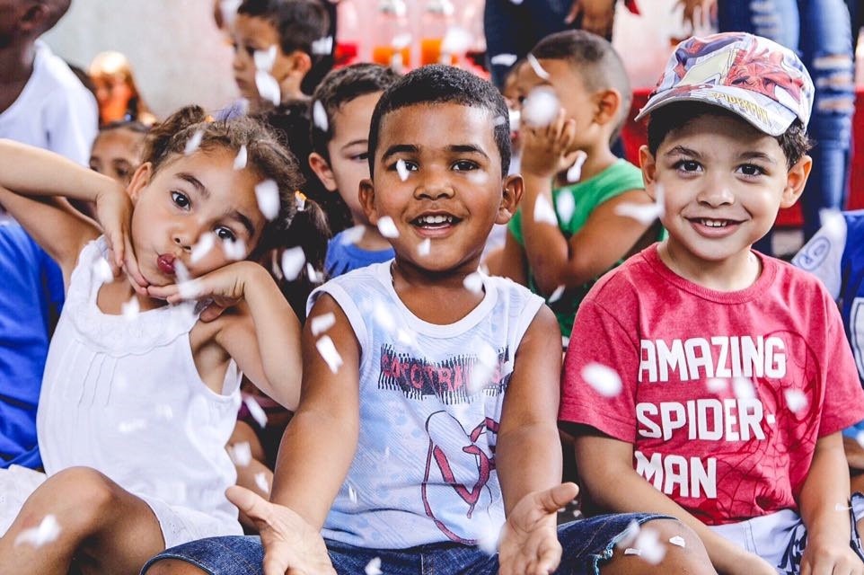 Fernanda Gentil faz o Natal da Caslu 