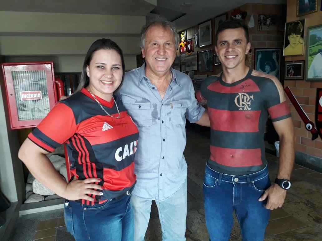 O flamenguista Jos&eacute; Maur&iacute;cio dos Anjos, de 32 anos, que desde abril tatua a camisa do time da G&aacute;vea em tamanho natural, conforme o DIA revelou recentemente, est&aacute; em estado de gra&ccedil;a. Ele e a esposa, a auxiliar administrativa Joice Miranda, 29 anos, que moram em Joinville (SC) foram recebidos no Rio por Zico, maior &iacute;dolo rubro-negro, dias atr&aacute;s