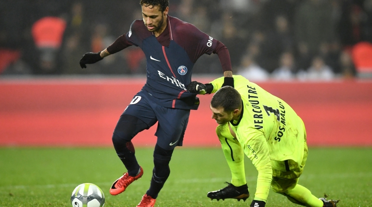 Neymar, atacante do PSG, tenta driblar o goleiro do Caen, em jogo do Campeonato Francês
    