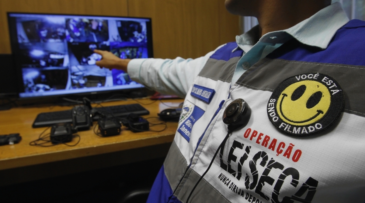 Numa central, agente observa tudo que acontece numa blitz 