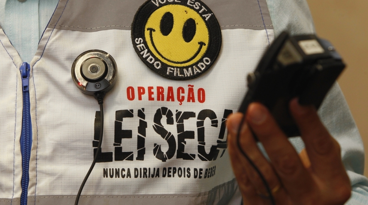2-20-7--20 - Agentes integrantes da blitz da Lei Seca utilizam c&acirc;meras de v&iacute;deo para filmar as opera&ccedil;&otilde;es e abordagens de motoristas.  Foto de Alexandre Brum / Ag&ecirc;ncia O Dia - CIDADE, LEI, TR&Acirc;NSITO, SEGURAN&Ccedil;A, POLICIA, MILITAR, DETRAN, ACIDENTE, BAF&Ocirc;METRO, MULTA, GOVERNO, ESTADO, RIO DE JANEIRO,