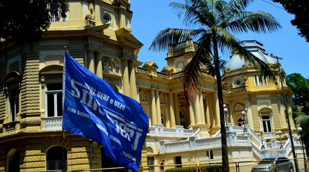 AGÊNCIA DE NOTÍCIAS - PARCEIRO - Manifestação de servidores públicos por salários atrasados, em frente ao Palácio Guanabara, Zona Sul do Rio de Janeiro, nesta quarta-feira (20). Foto: Paulo Carneiro/Parceiro/Agência O Dia - Paulo Carneiro/Parceiro/Agência O Dia
