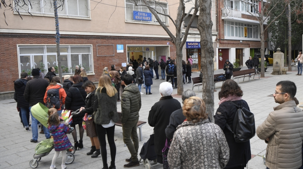 Longas filas se formaram nas zonas eleitorais. Apesar de cair em dia &uacute;til, pleito teve ades&atilde;o recorde