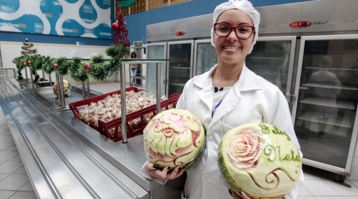 Nutricionista Flavia Costa mostra melancias decoradas na unidade de Bangu. Por R$ 2, clientes terão um cardápio com produtos natalinos - Luiz Ackermann