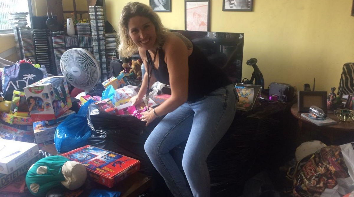 Carol Reis, &eacute; criadora do projeto social Fazer o Bem Faz Bem e  arrecada doa&ccedil;&otilde;es para a festa de natal, que vai acontecer no lix&atilde;o do Jardim Gramacho. 