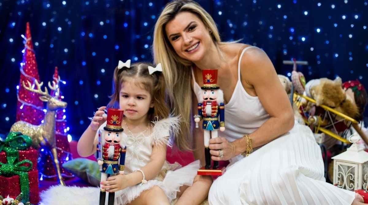 Mirella Santos e Valentina fazem ensaio de Natal