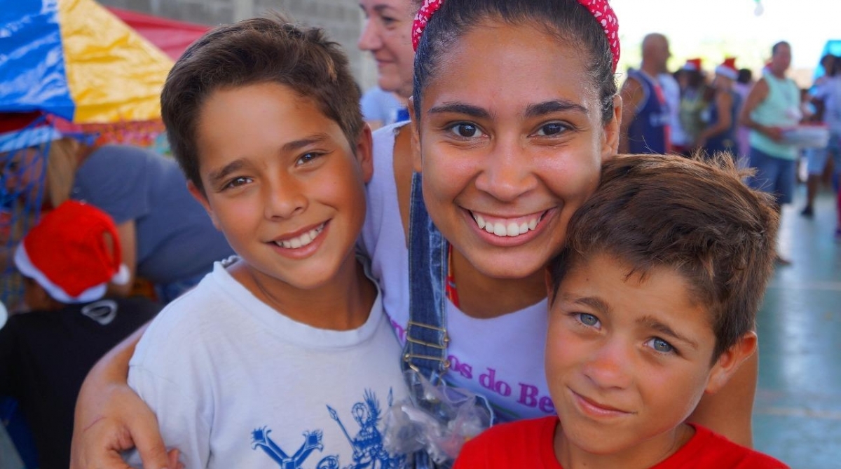 A volunt&aacute;ria e fundadora do projeto social Volunt&aacute;rios do Bem, Natalia Lima, de 28 anos, realiza todo &uacute;ltimo domingo do m&ecirc;s a&ccedil;&atilde;o social no Lix&atilde;o de Jardim Gramacho. 
