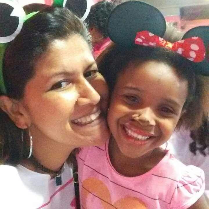 A cabeleireira, Renata Dias, de 40 anos,  &eacute; volunt&aacute;ria do projeto A Rua &eacute; N&oacute;s, que realiza a&ccedil;&otilde;es sociais nas comunidades da Barreira do Vasco, Dourado, Mandela e Amorim. 
