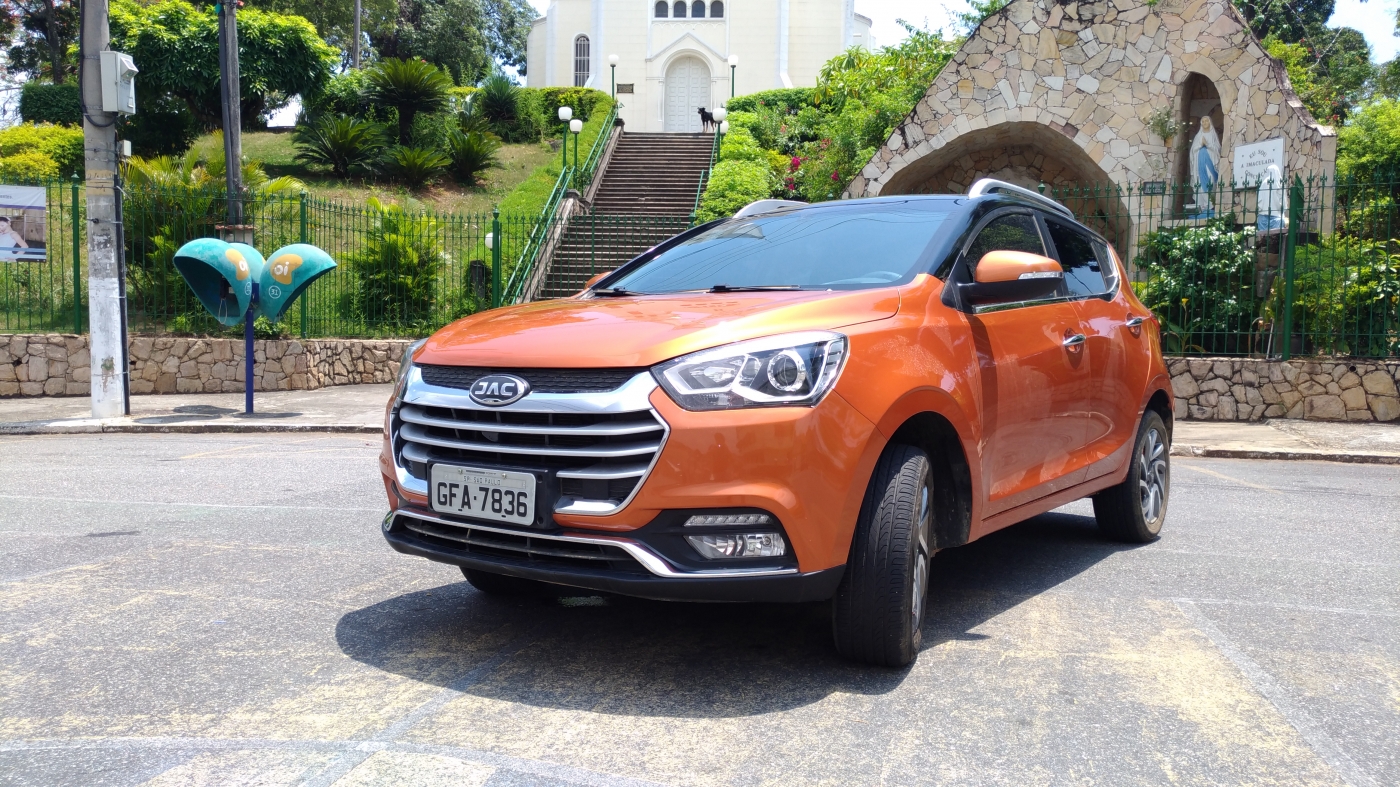  Com cara de SUV, o hatch aventureiro se adapta bem a qualquer terreno e mostra força para brigar por espaço no segmento
