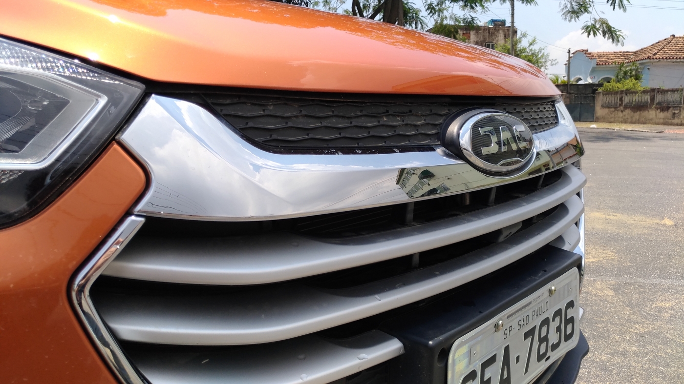  Com cara de SUV, o hatch aventureiro se adapta bem a qualquer terreno e mostra força para brigar por espaço no segmento
