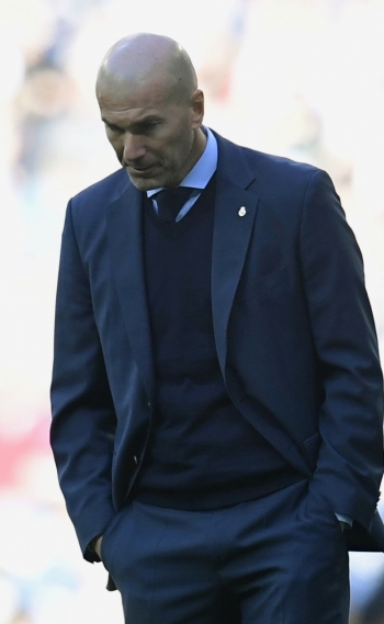 Real Madrid's French coach Zinedine Zidane reacts during the Spanish League 