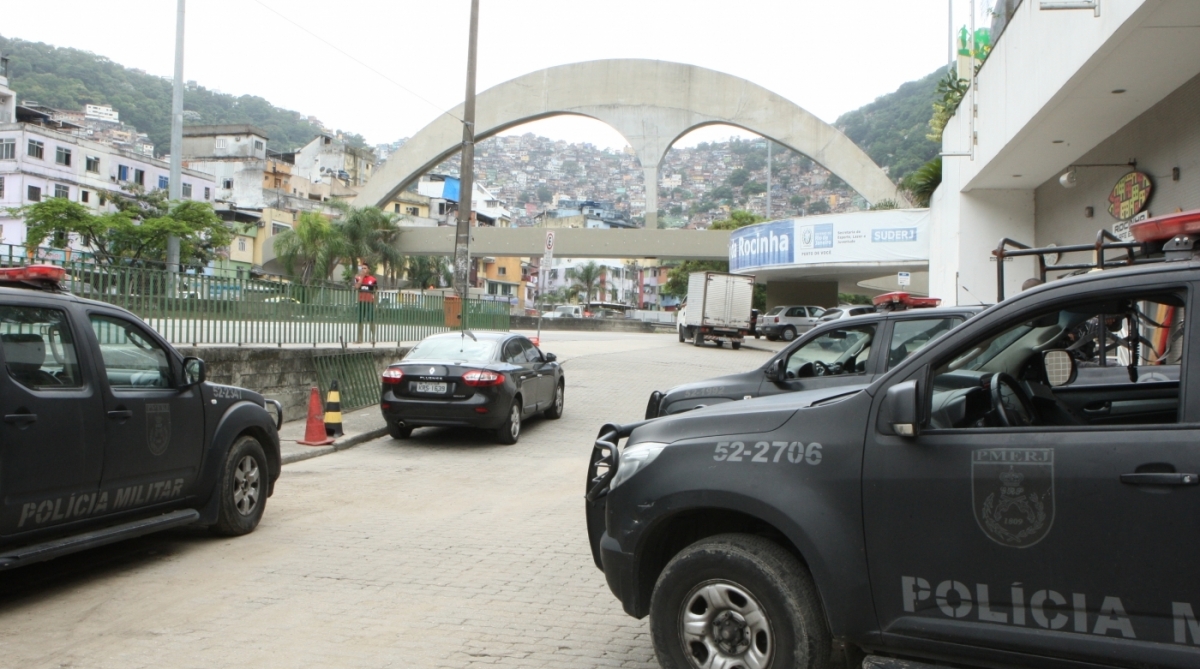 Granadas e um estranho objeto prateado foram encontrados hoje na Rocinha em a&ccedil;&atilde;o policial.