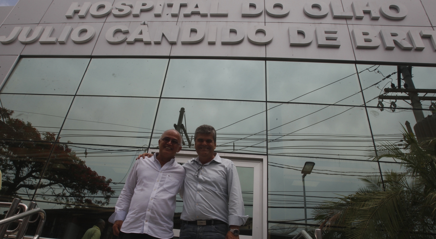 Washington Reis (D) e o secret&aacute;rio Carlos Oliveira visitaram ontem o Hospital do Olho C&acirc;ndido de Brito