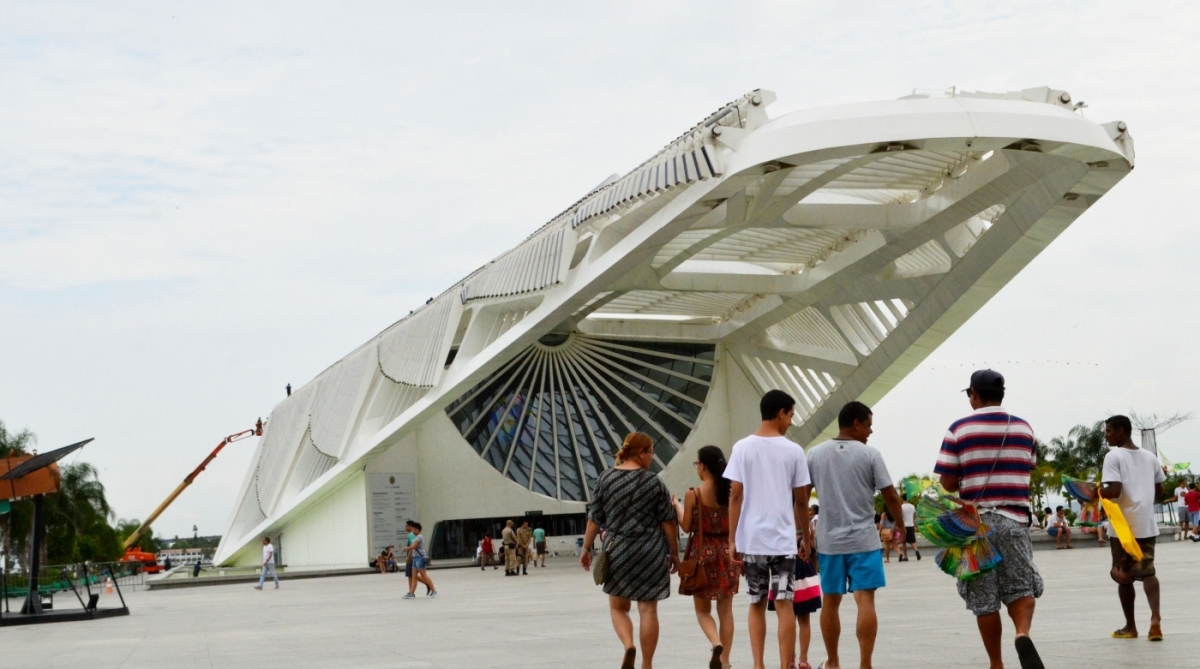 2017-12-28 - AG&Ecirc;NCIA DE NOT&icirc;CIA - PARCEIRO - Movimenta&ccedil;&atilde;o de  turistas na Pra&ccedil;a Mau&aacute;, em frente ao Museu do Amanh&atilde;, na Zona Portu&aacute;ria do Rio nesta quinta-feira (28)