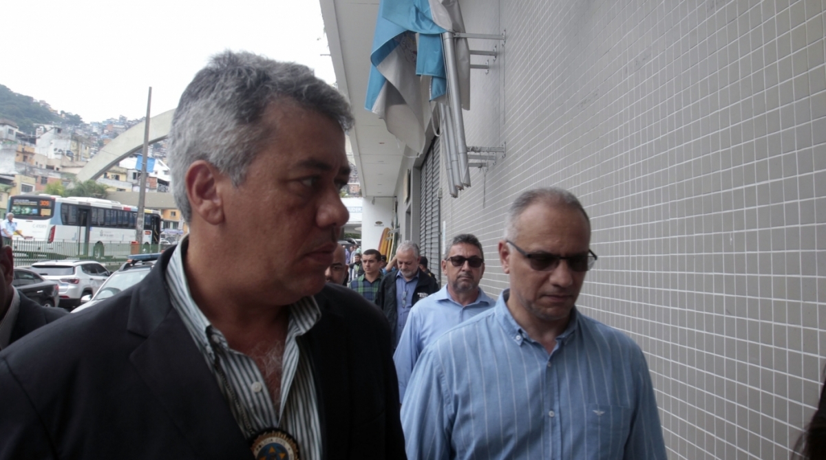 2-29-7--20 - Secretario de Seguranca Visita a Rocinha - Na foto: Roberto Sa, Ant&ocirc;nio Ricardo, delegado titular da 11&ordf; DP na porta da 11 DP (Roinha) - Foto: Luiz Ackermann / Agencia O Dia