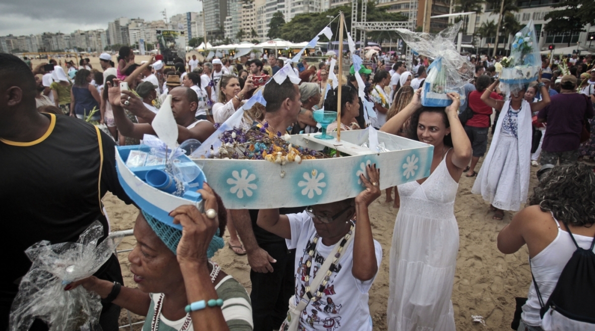 Fiéis apostam na preparação de presentes característicos do orixá, como barco, flores e perfume - Luiz Ackermann