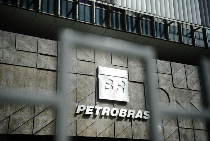 Petrobras anuncia quedas de 0,20% no preço da gasolina e de 1,30% no diesel. Novos valores começam a valer neste sábado