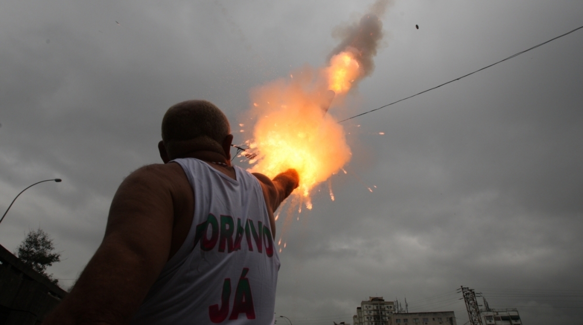 Crivella pro&iacute;be o uso de fogos com barulho na cidade do Rio - Severino Silva/ARQUIVO O DIA - 2013