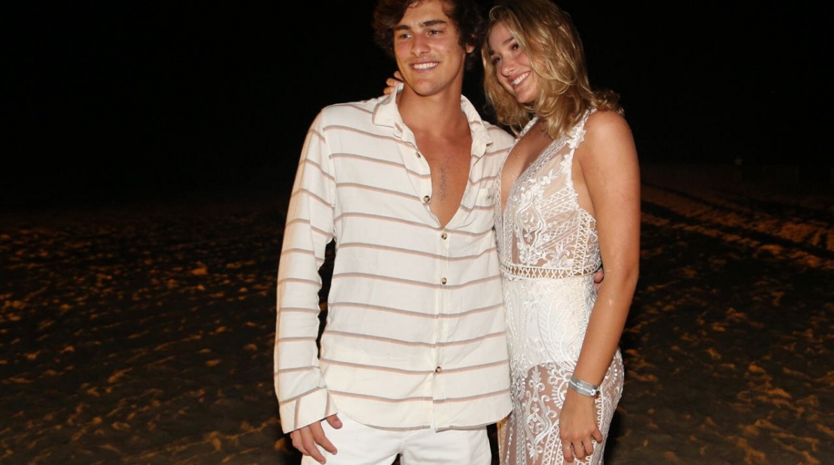 Sasha Meneguel e o namorado Bruno Montaleone no réveillon em São Miguel do Gostoso (RN)