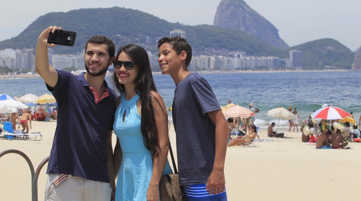 02/01/2018 - E/D Tomas Luiz, Wailana e Vagner Maciel  permanecem na cidade após o Réveillon. Foto - Maíra Coelho / Agência O Dia.  - Maíra Coelho / Agência O Dia