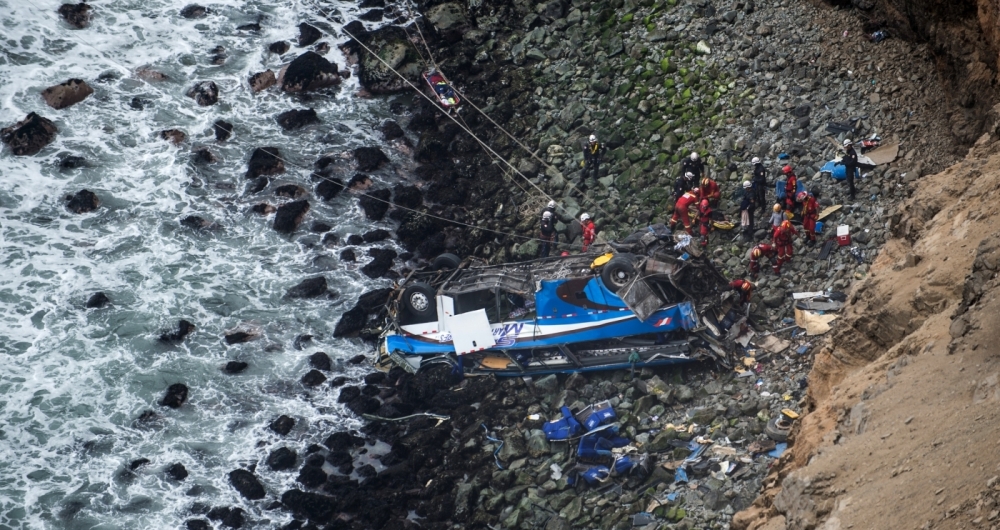 Equipes de resgate continuam a trabalhar na busca pelos mortos em acidente de nibus na costa peruana que matou 48 pessoas, na tera-feira