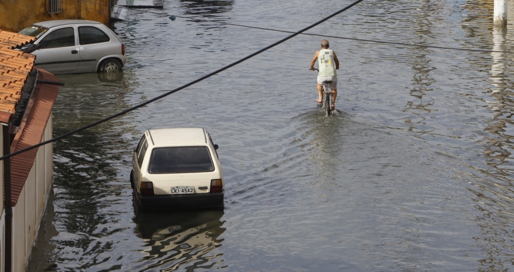 Temporal agrava problema no bairro Coelho da Rocha, em S�o Jo�o de Meriti, na Baixada Fluminense: esgoto inundou ruas e casas