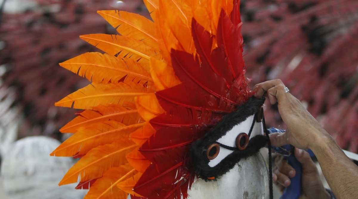 03/01/2018 - Carnaval 2018 / Preparativos no barracão da Portela, na Cidade do Samba, para sua participação no desfile das escolas de samba do Grupo Especial, no Sambódromo. Na imagem, o trabalho realizado no barracão da agremiação. Foto de Alexandre Brum / Agência O Dia - CIDADE SAMBA DESFILE CARNAVAL MARQUES DE SAPUCAî