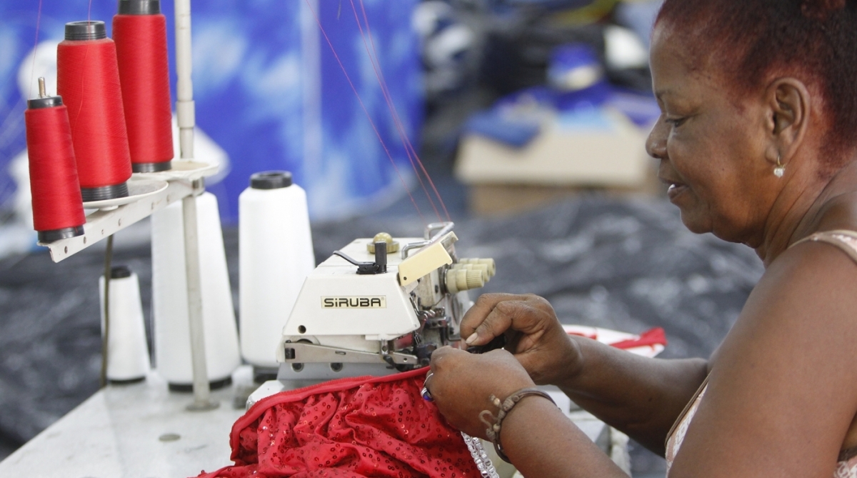 03/01/2018 - Carnaval 2018 / Preparativos no barracão da Portela, na Cidade do Samba, para sua participação no desfile das escolas de samba do Grupo Especial, no Sambódromo. Na imagem, o trabalho realizado no barracão da agremiação. Foto de Alexandre Brum / Agência O Dia - CIDADE SAMBA DESFILE CARNAVAL MARQUES DE SAPUCAî