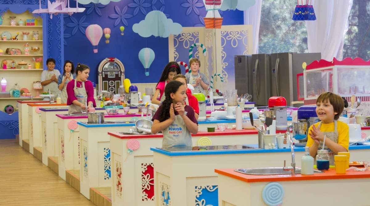 A apresentadora Carol Fiorentino entre os jurados Beca Milano e Fabrizio Fasano Jr. no 'Júnior Bake Off Brasil'
