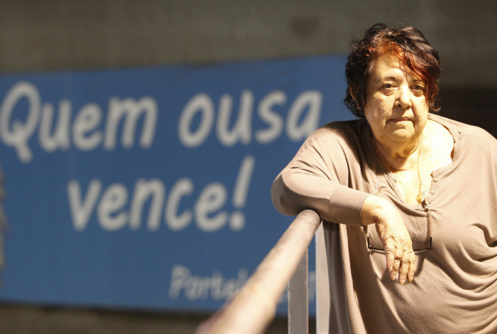 03/01/2018 - Carnaval 2018 / Preparativos no barracão da Portela, na Cidade do Samba, para sua participação no desfile das escolas de samba do Grupo Especial, no Sambódromo. Na imagem, Rosa Magalhães, carnavalesca da agremiação. Foto de Alexandre Brum / Agência O Dia - CIDADE SAMBA DESFILE CARNAVAL MARQUES DE SAPUCAî - Alexandre Brum / Agencia O Dia