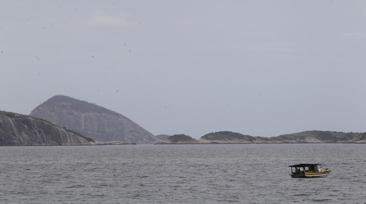 2018-02-04 - Clima Tempo - Com chuva e sol, cariocas e turistas aproveitam o lazer na praia de Ipanema Foto - Ma&iacute;ra Coelho / Ag&ecirc;ncia O Dia. 