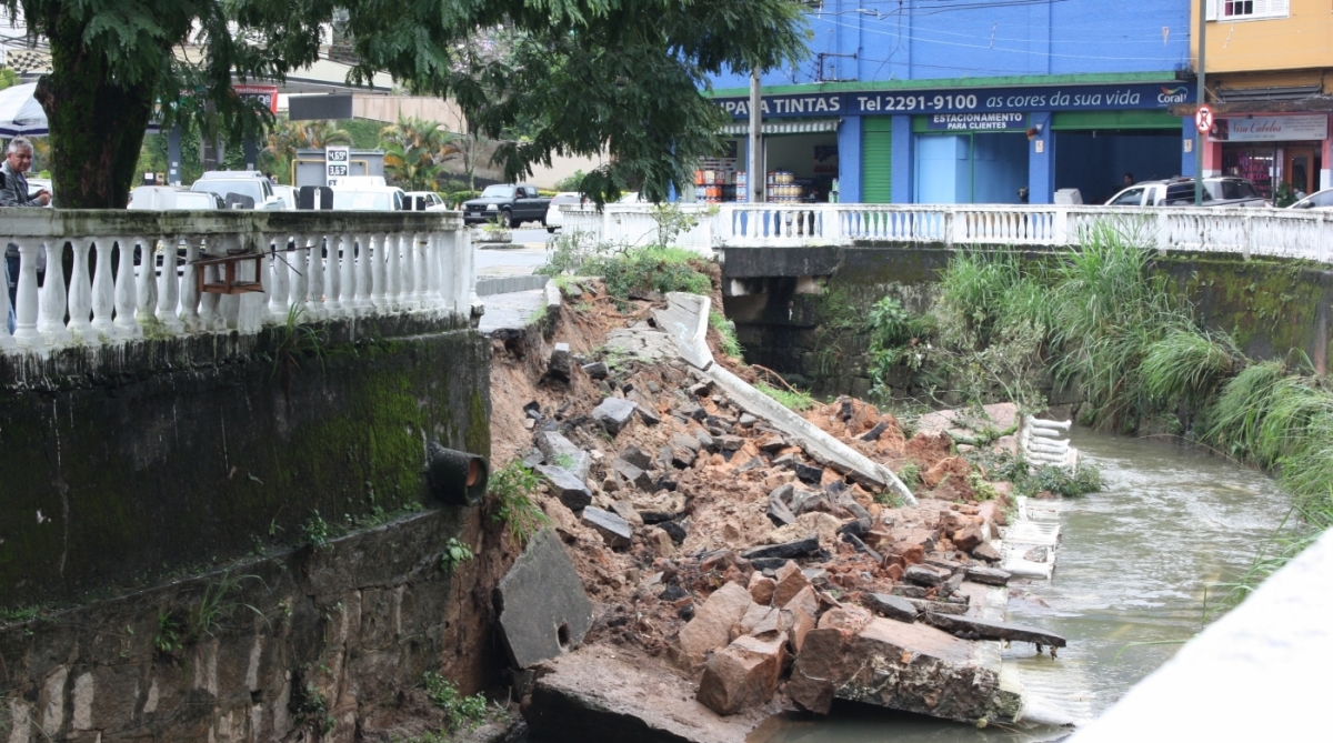 As chuvas em Petrópolis atingiram 108 milímetros e parte da mureta na Rua Coronel Veiga foi abaixo  - divulgação