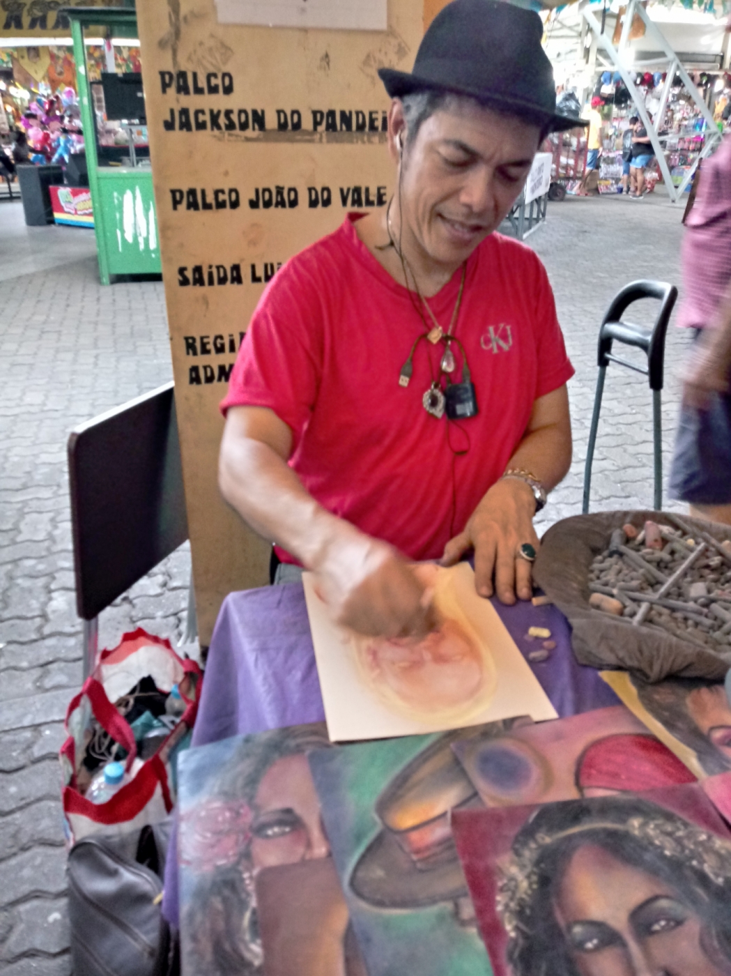 Antônio Jefferson da Silva Bonfim, o caricaturista Jef Bonfim, da Feira de São Cristóvão