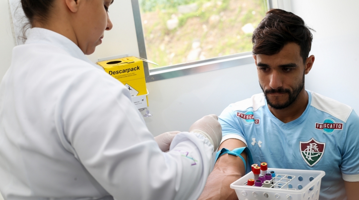 Henrique Dourado faz exame de sangue na pré-temporada do Fluminense -  LUCAS MERÇON/FLUMINENSE
