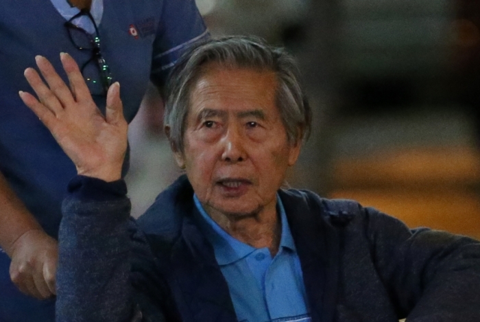 Fujimori acena na sa�da do hospital: libertado ap�s 'acord�o'