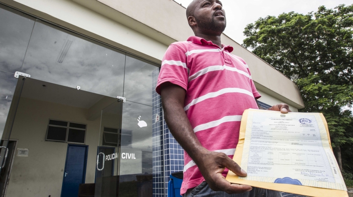 06/01/2018 - Suite da chacina em Belford Roxo no bairro Vale do Ipe, onde 4 jovens na noite de quinat feira forma assassinados. Max Paulo no IML de Nova Iguacu reconhecendo o corpo do irmao Iago Gomes.
