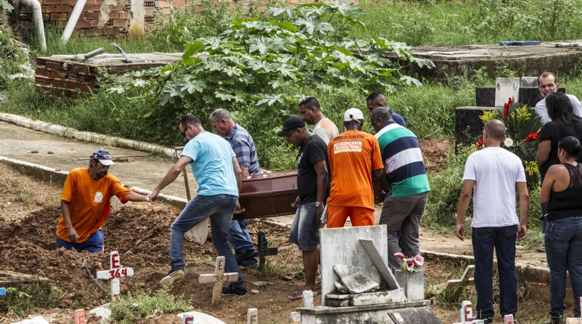 06/01/2018 - Enterro de Andre Phelipe no cemiterio Municipal de Belford Roxo vitima de chacina no bairro Vale do Ipe na noite de quinta passada.