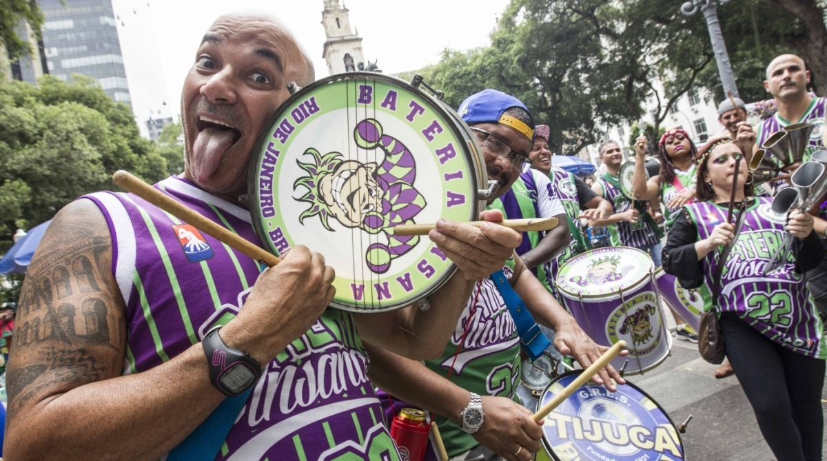 07/01/2018 - Encontro dos blocos na abertura do carnaval nao oficial do Rio de janeiro na praca XV. Bateria Insana no esquenta na Praca XV.